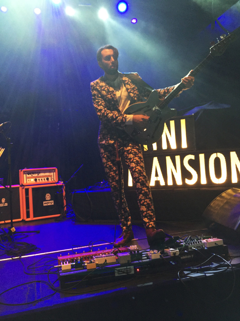 Ex Queens of the Stone Age-Bassist Michael Shuman beim Auftritt von seiner Band Mini Mansion, als Support von Royal Blood
